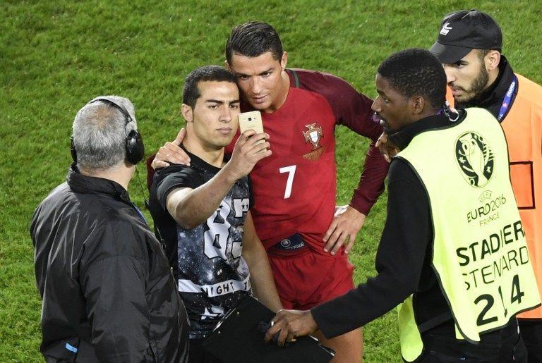 Ronaldo fa un selfie con un tifoso
