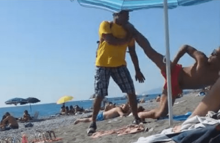 Immigrato preso a calci in spiaggia