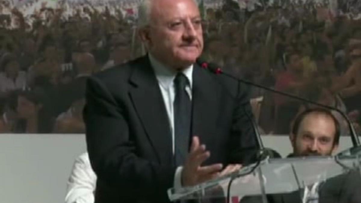 De Luca 8216Raggi è una bambolina8217 e Cuperlo replica 8216Merita rispetto8217