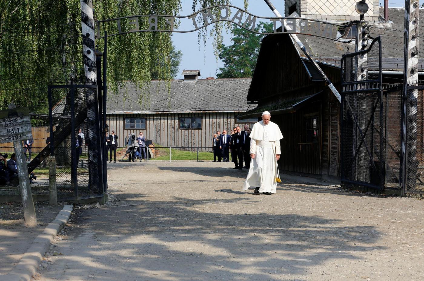 Papa Francesco in Polonia, visita i campi di sterminio nazisti