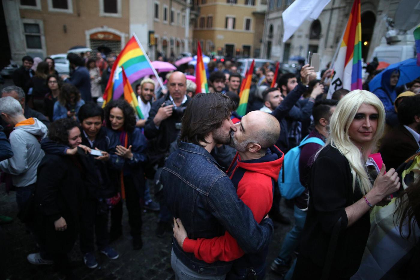 Festeggiamenti per approvazione della legge su Unioni civili a Montecitorio