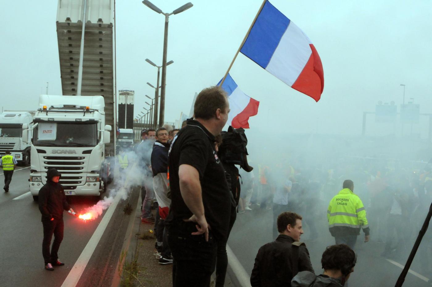Calais, protesta contro i danni causati dai migranti