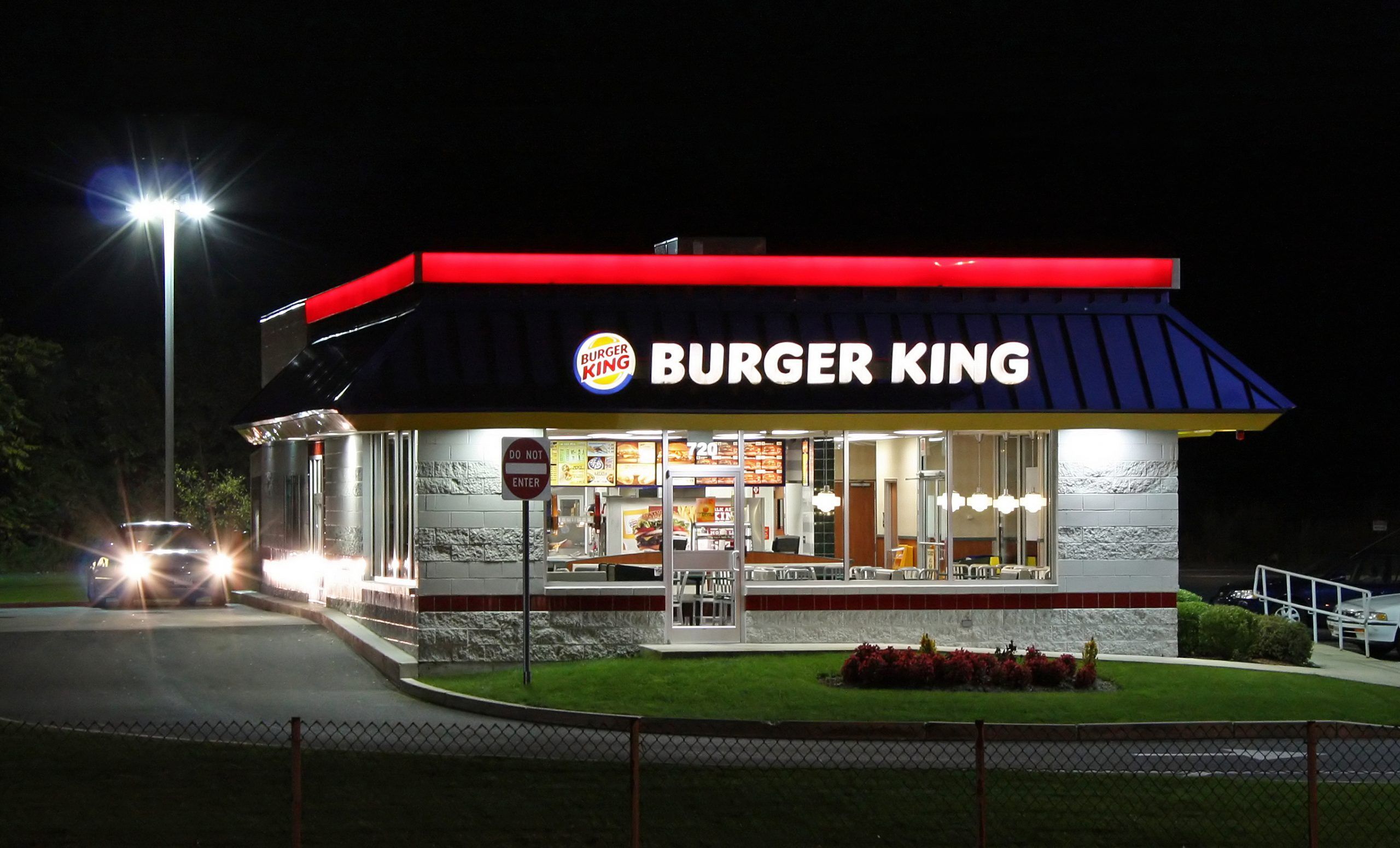 Burger King si traveste da McDonald’s: scherzetto di Halloween?