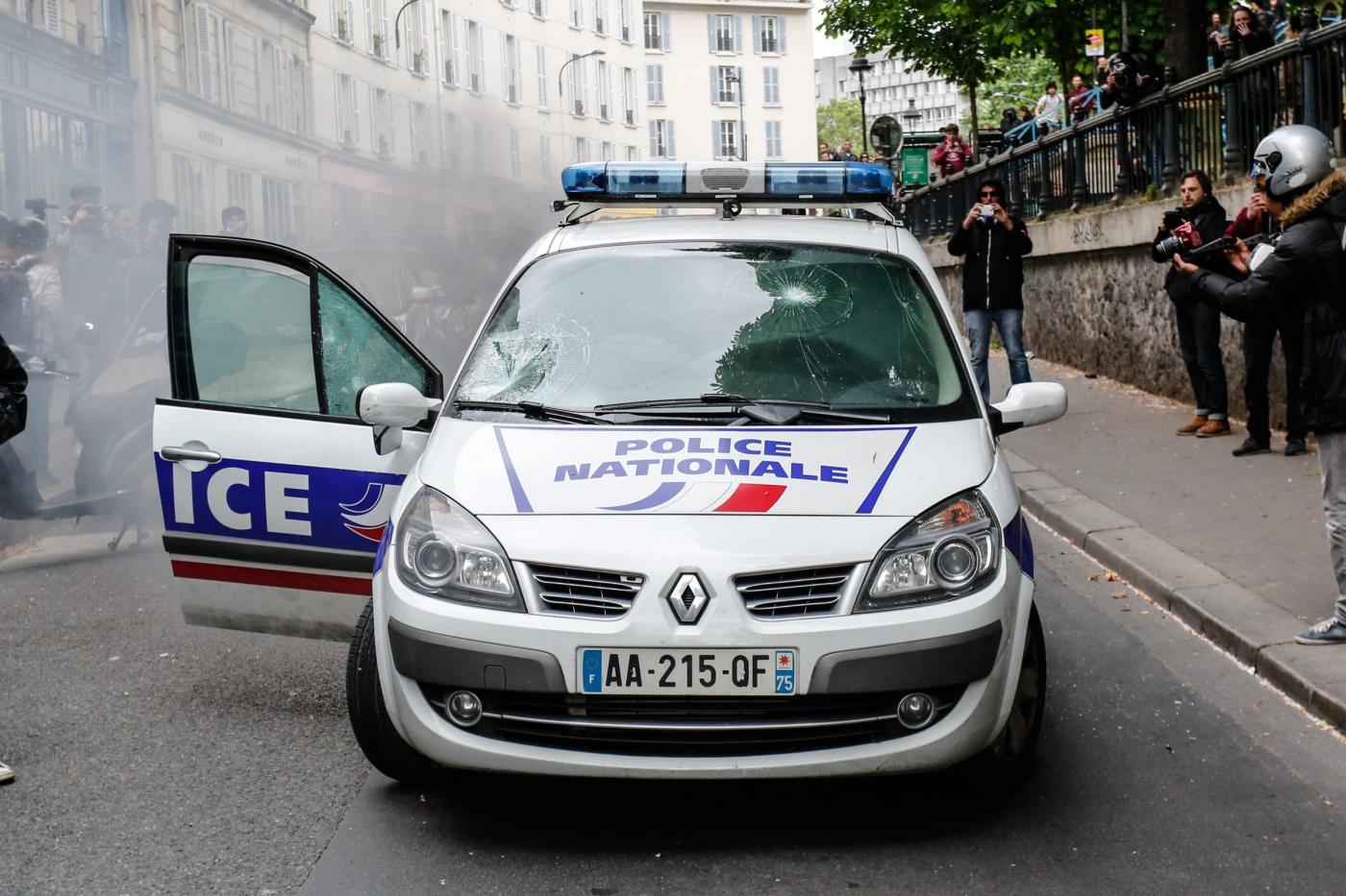 Parigi, molotov contro polizia: gravissimi due agenti