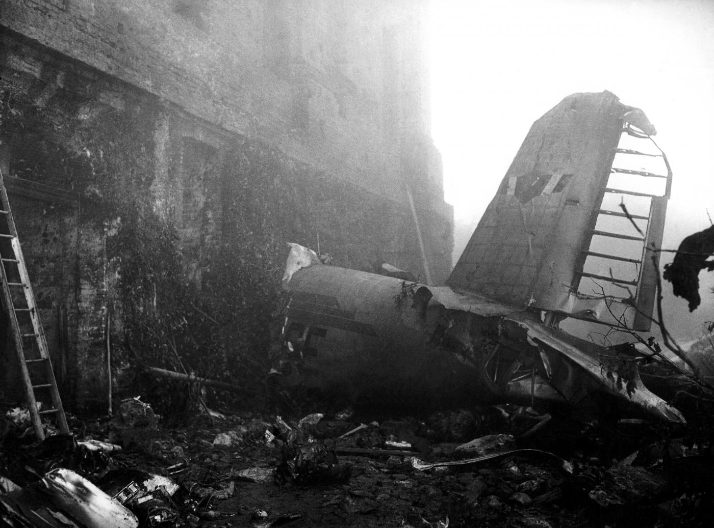 I resti dell ' aereo schiantatosi contro la basilica di Superga