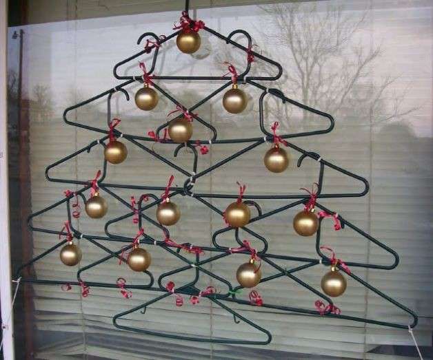 Albero natale con materiale riciclato