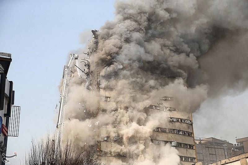 Teheran, grattacielo crolla dopo incendio: 30 morti