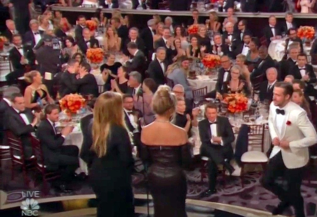 Il bacio tra Andrew Garfield e Ryan Reynolds ai Golden Globes 2017