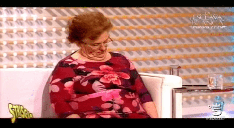 Spagna, una signora dorme in diretta TV: lo scherzo del programma ‘La Tarde, aquì y ahora’