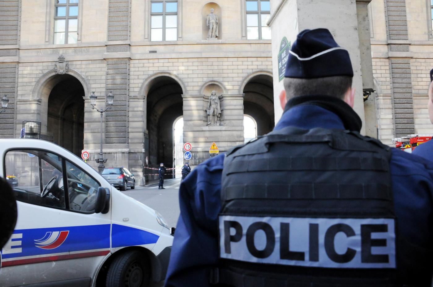 Parigi soldato spara a uomo armato al Louvre