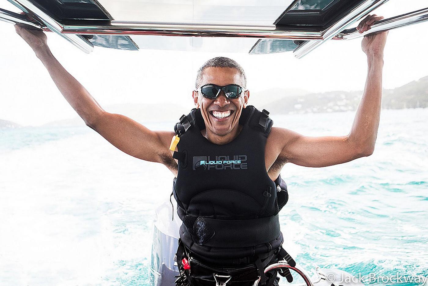 Barack Obama fa kiteboard in vacanza con Richard Branson (e vince la sfida)