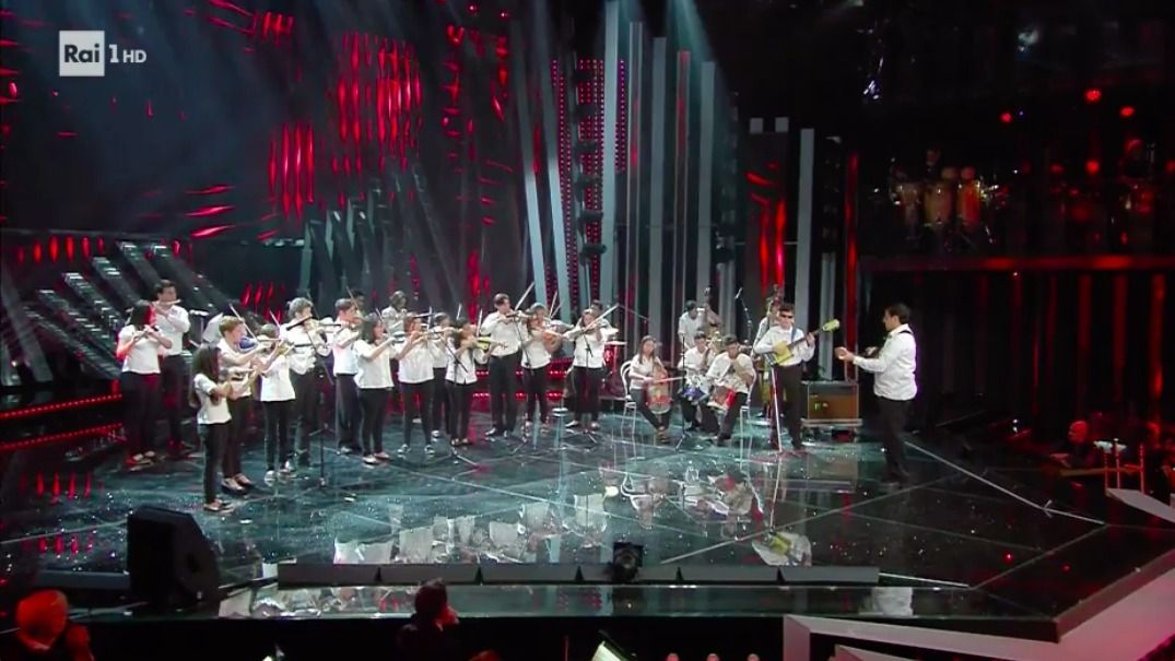 Orchestra Reciclados de Cateura al Festival di Sanremo 2017: l’incredibile esibizione con i rifiuti