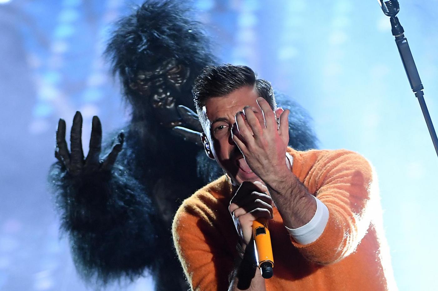 Sanremo 2017 seconda serata: vince il ‘gorilla’ di Francesco Gabbani
