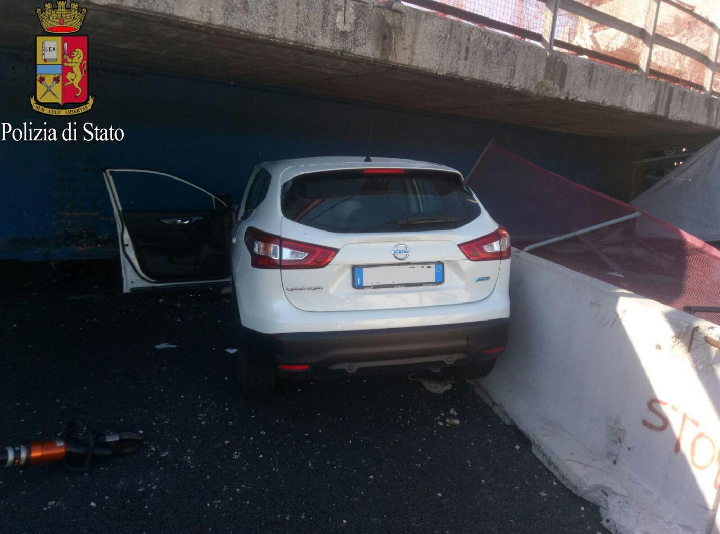 Ancona, crolla ponte sull'autostrada A14: almeno due morti e diverse persone ferite