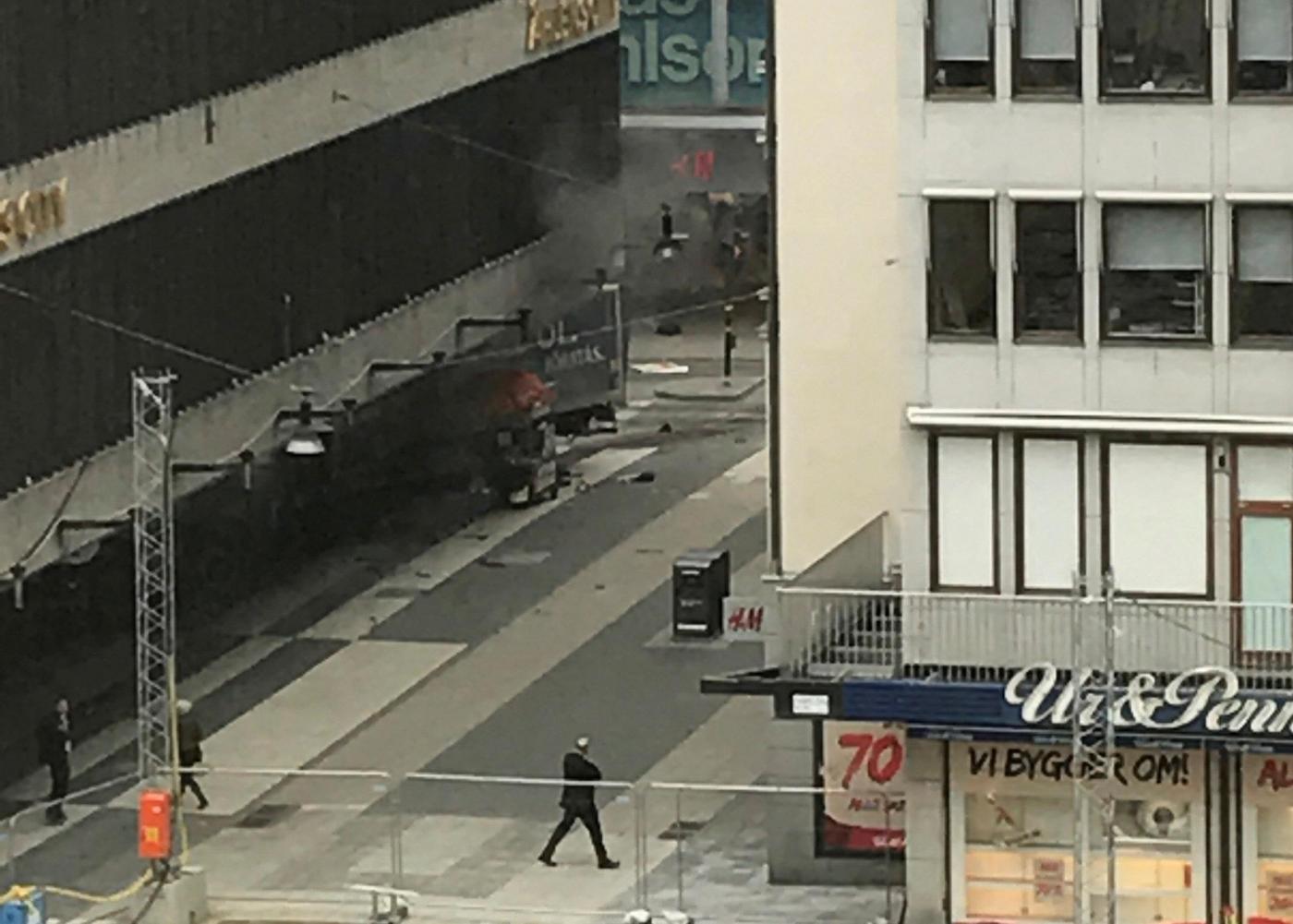 Attentato a Stoccolma, 3 morti e 8 feriti: fermato un uomo, è caccia all’attentatore