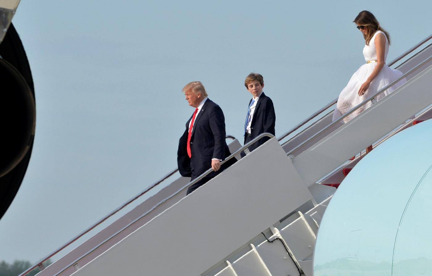 Trump e famiglia tornano dal week end di Pasqua passato a Palm Beach