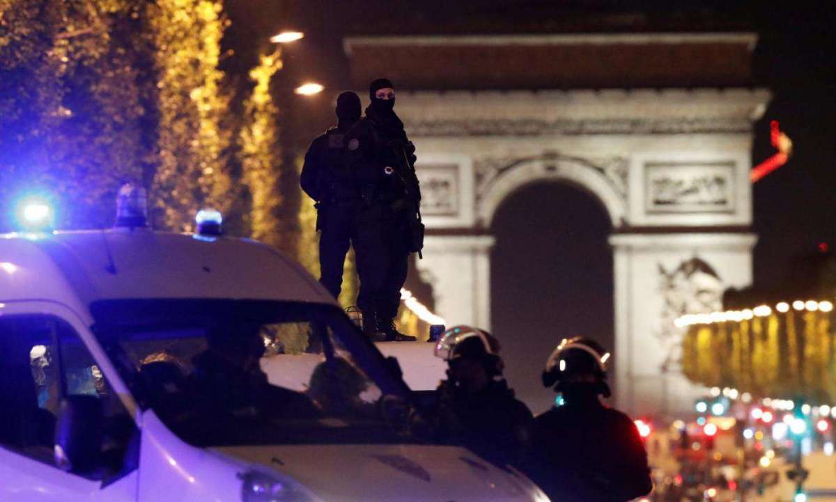 Attacco a Parigi sugli Champs Elysées: ucciso un poliziotto e il killer, due in gravi condizioni. L'Isis rivendica