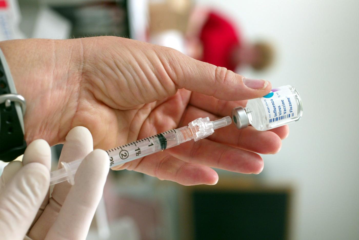 Vaccini, la posizione del M5S dopo la strigliata del professore: ‘Basta falsità o non vi aiuto’
