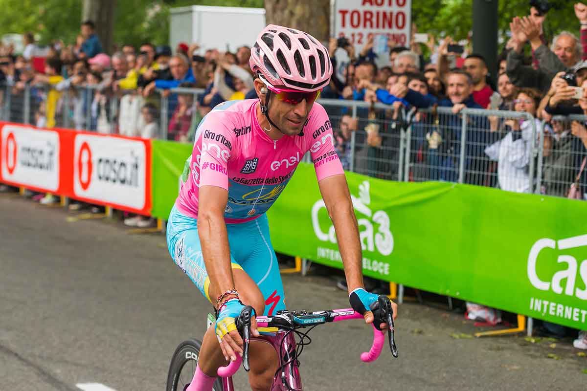 Ciclista al Giro d'Italia in maglia rosa