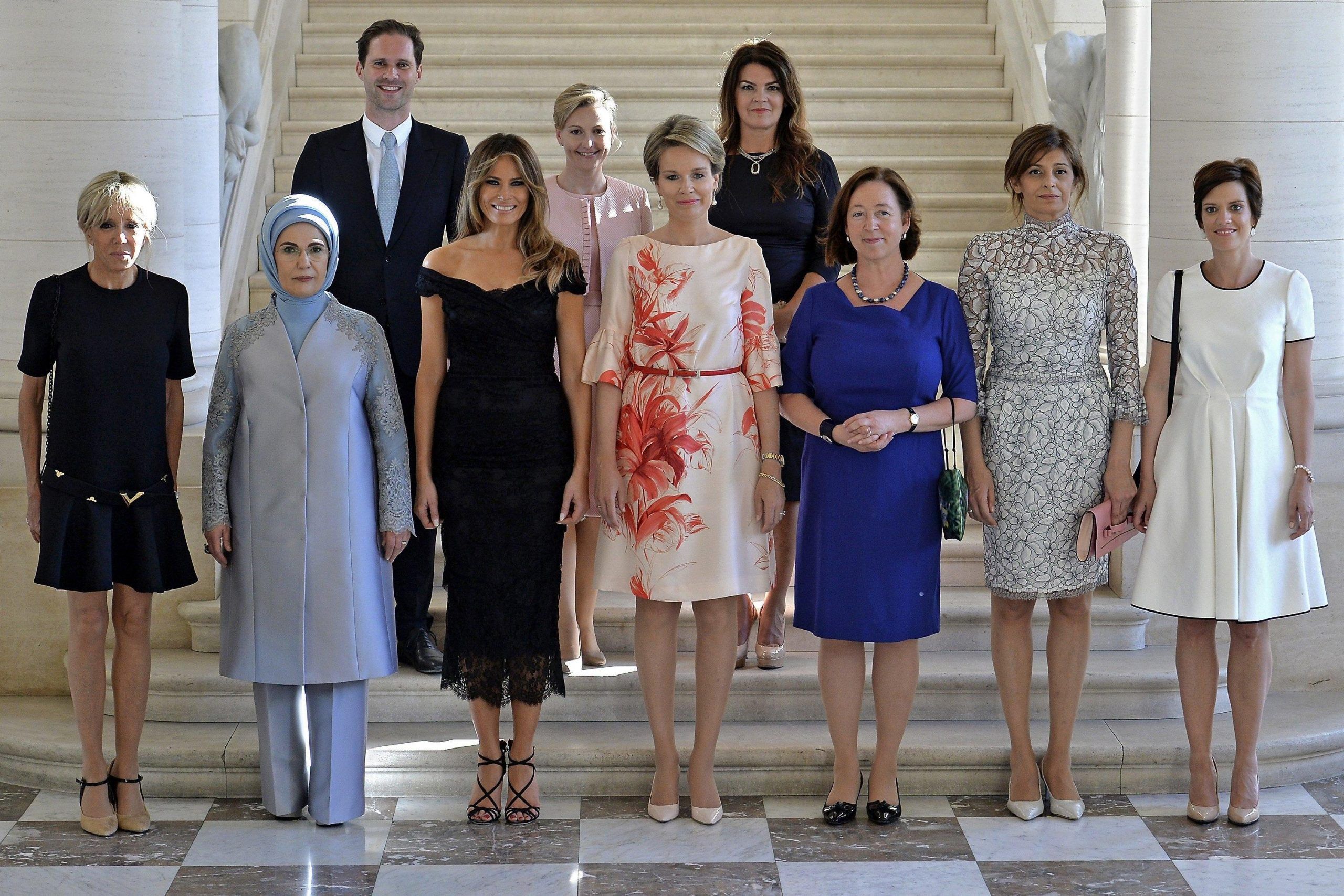 First Gentleman, il marito del premier lussemburghese in posa con le first Lady al vertice Nato