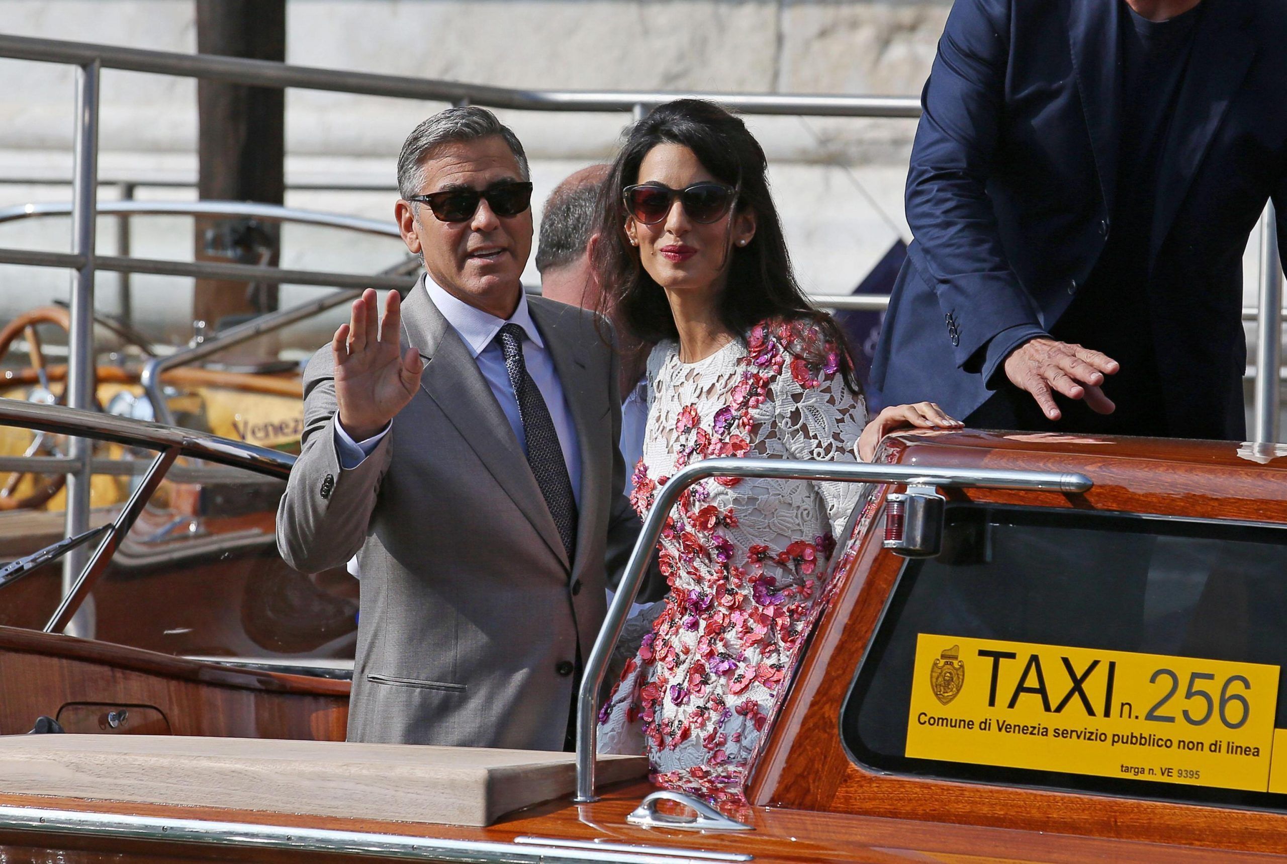 George Clooney e Amal Alamuddin in barca dall'hotel Aman all