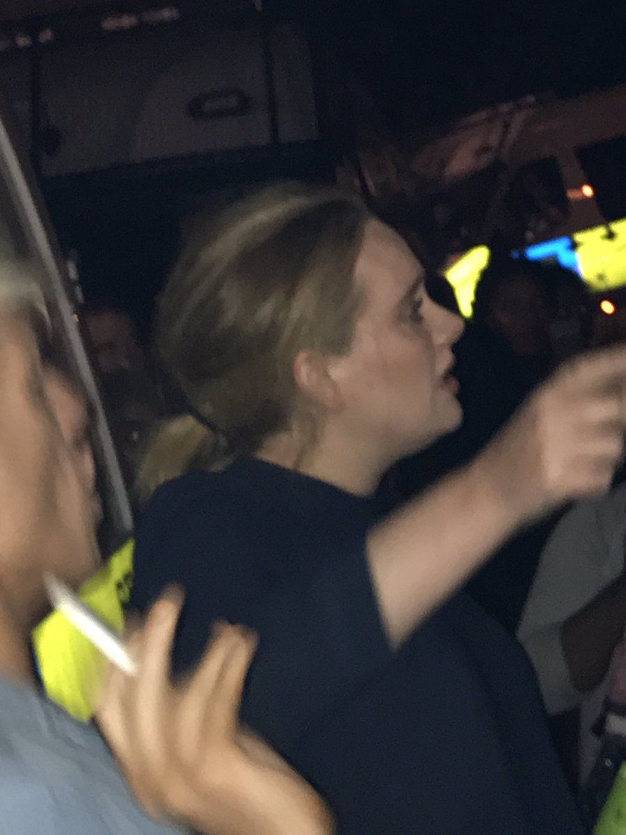 Adele a Londra dalle vittime dell’incendio alla Grenfell Tower