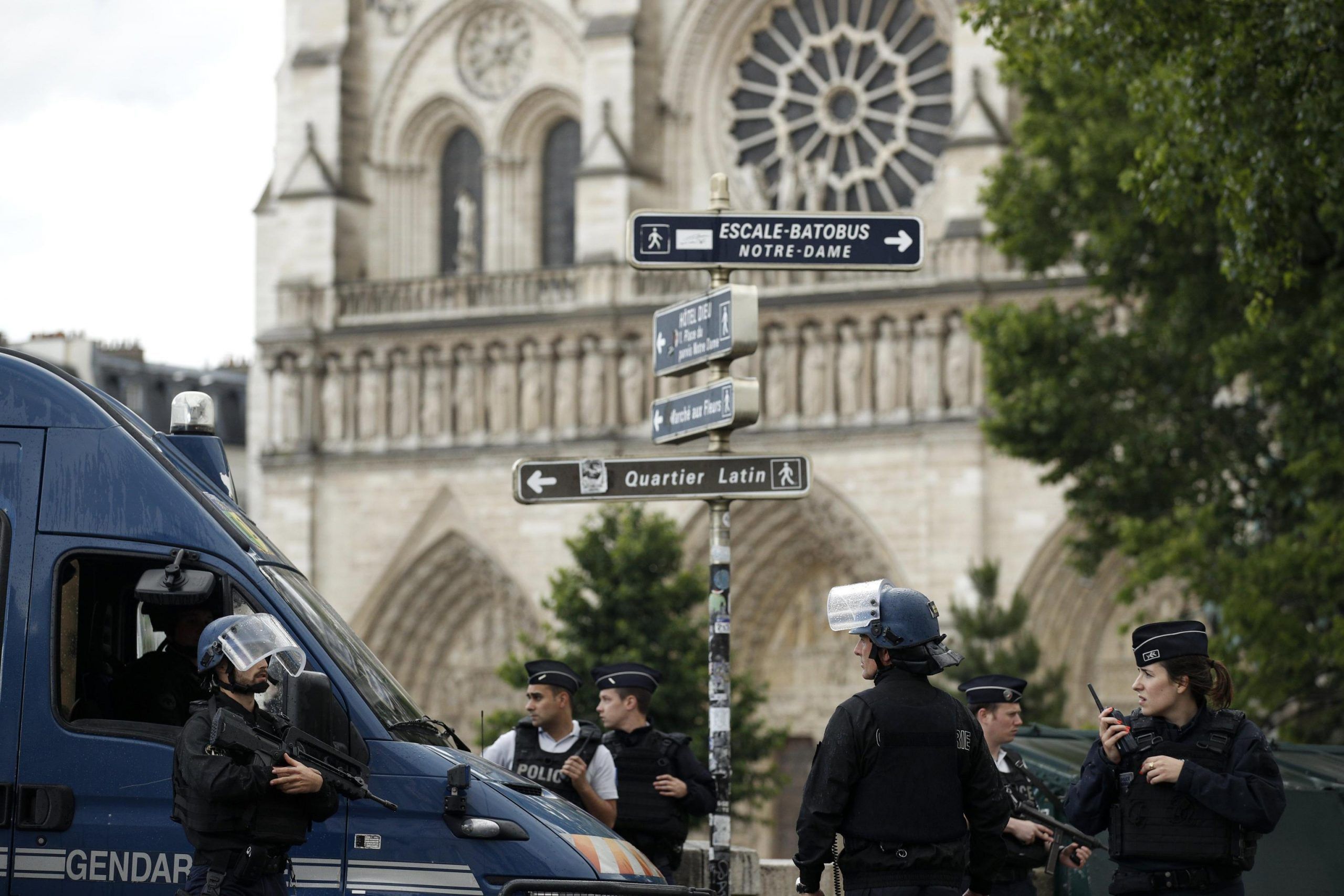 Attentato Parigi a Notre-Dame: l’aggressore era un giornalista algerino fedele all’Isis