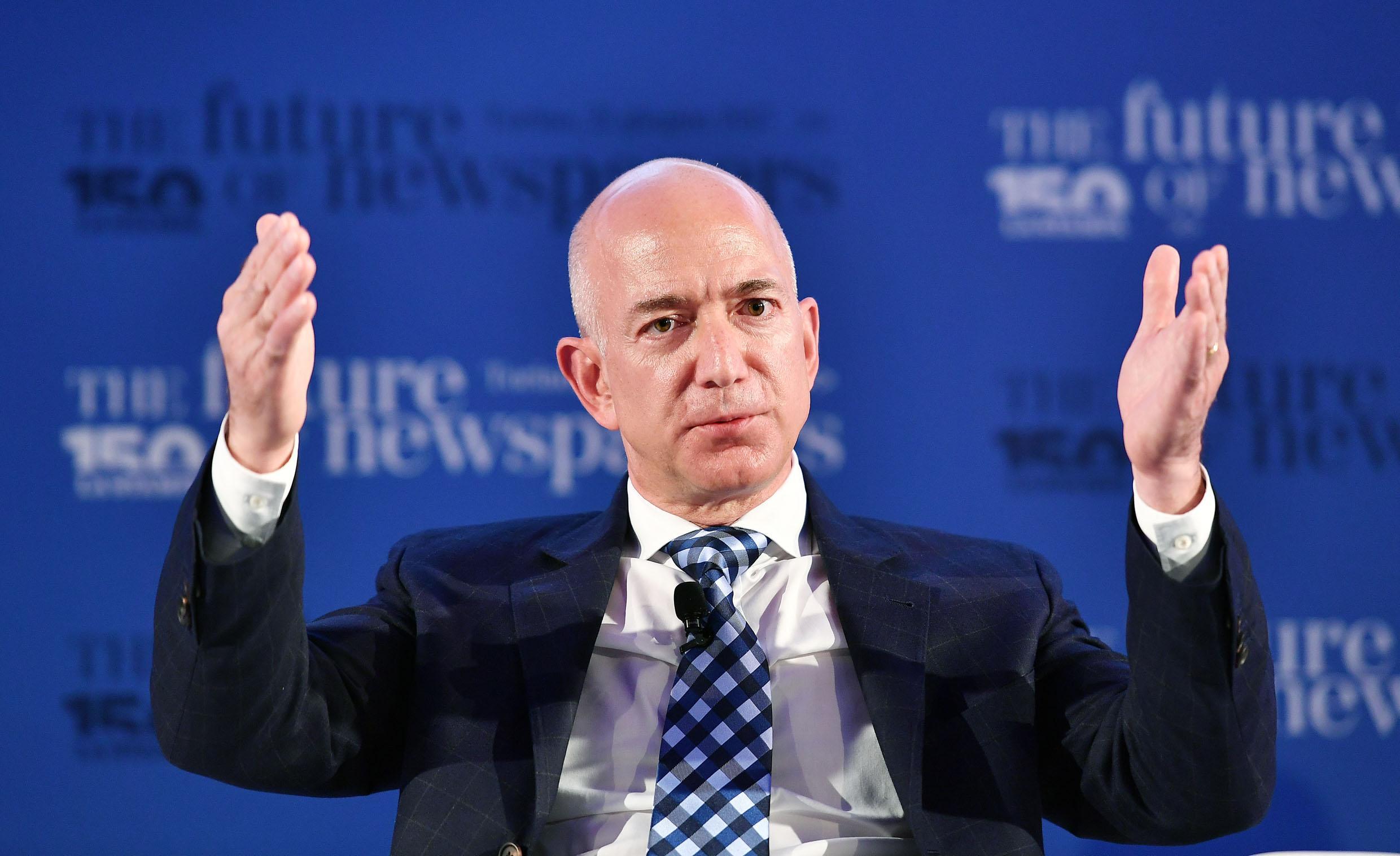 Forbes, l’uomo più ricco del mondo è Jeff Bezos: ha superato Bill Gates (ma solo per qualche ora)