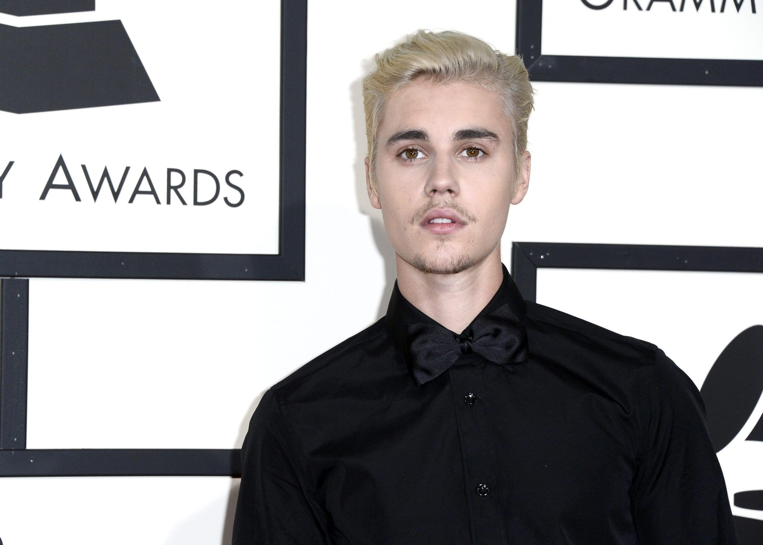 Justin Bieber investe un paparazzo a Los Angeles all’uscita di una chiesa