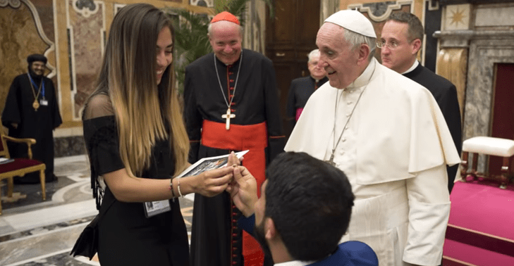 proposta di matrimonio davanti al papa
