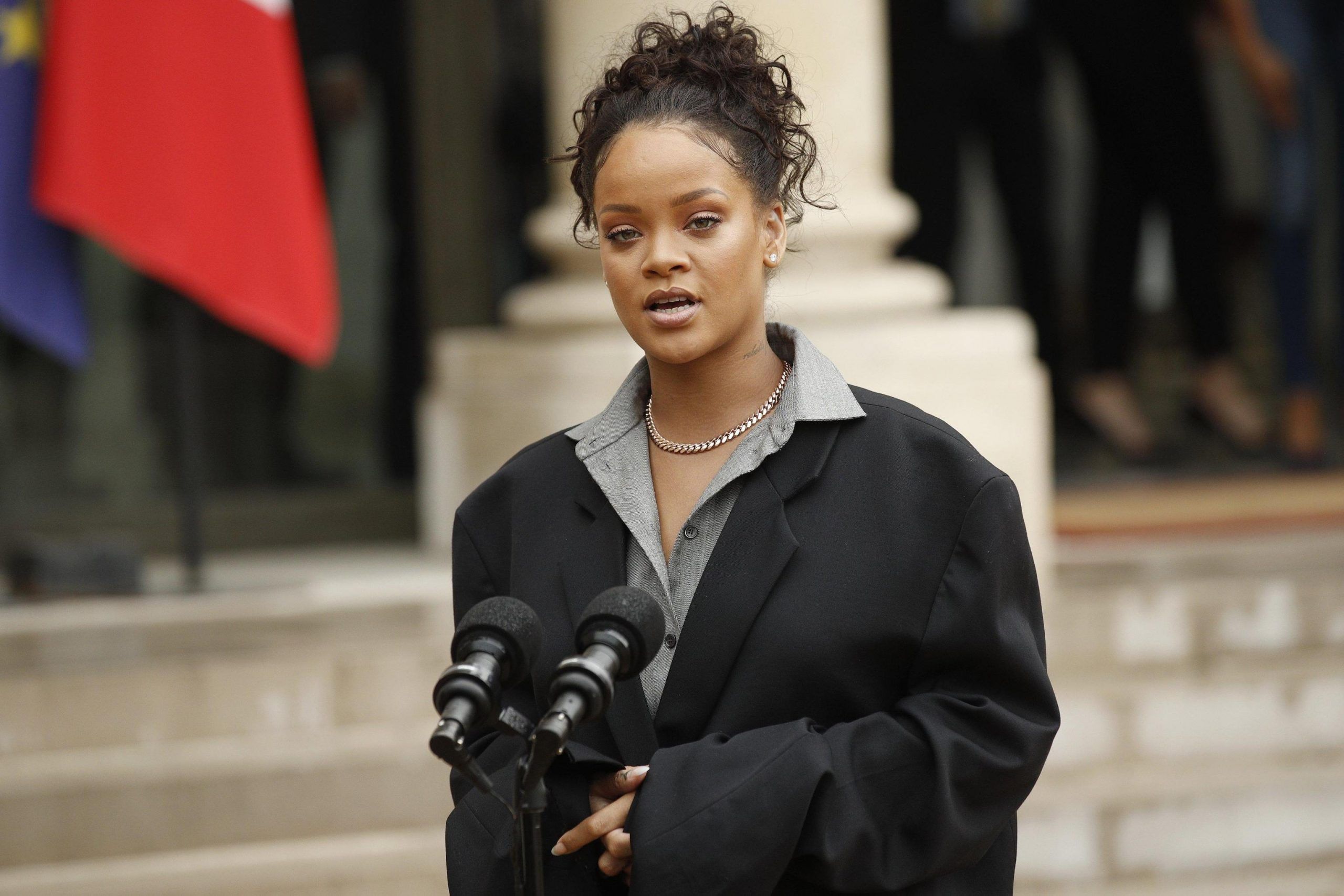 Rihanna nuovo look 2017: la cantante con i capelli blu per il Carnevale di Barbados