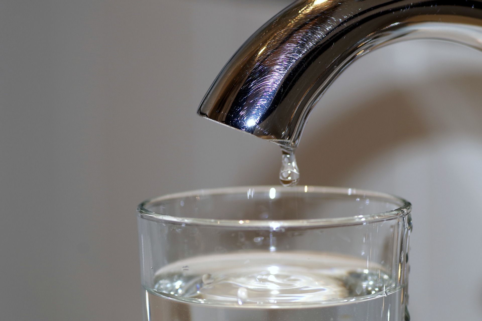 Plastica nell’acqua potabile dei rubinetti in tutto il mondo: la conferma da una ricerca USA