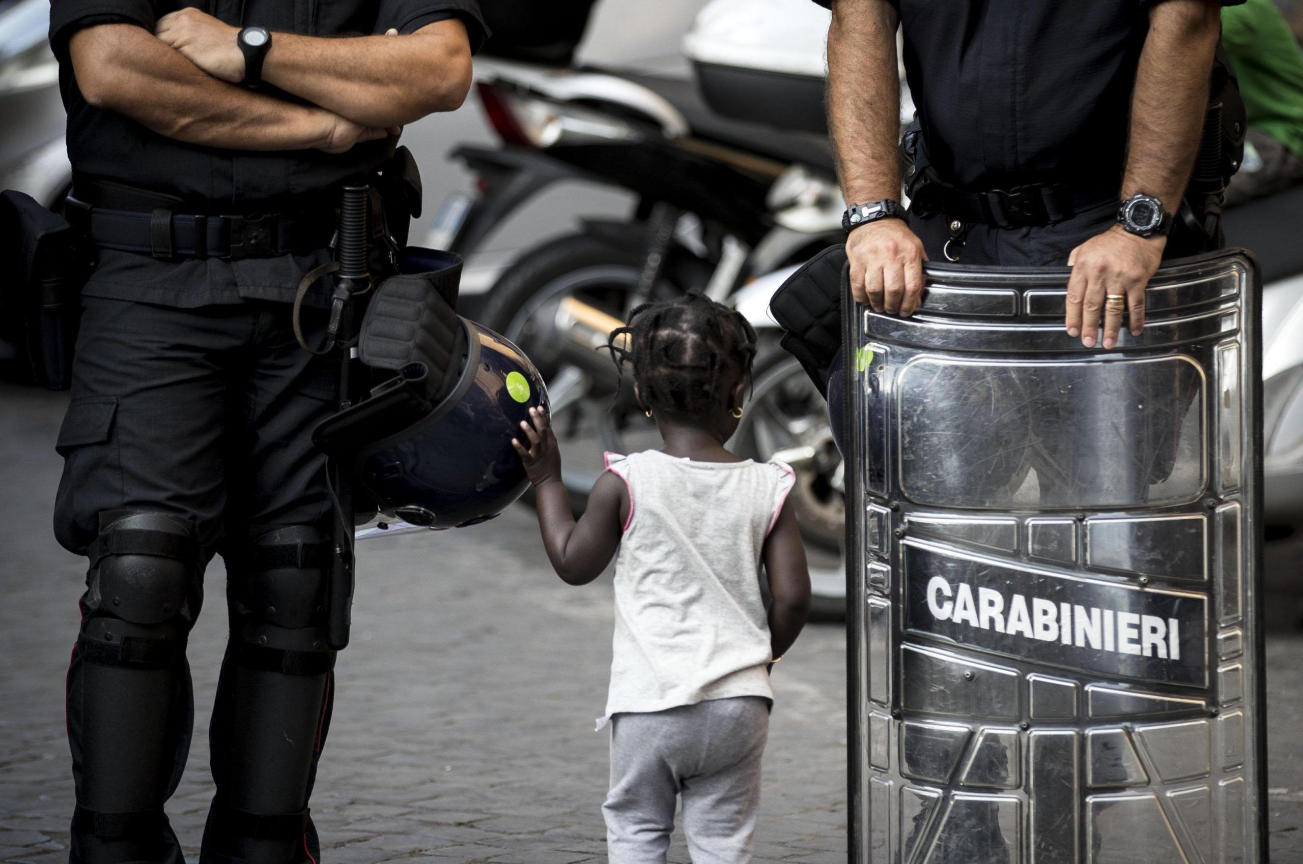 Sgomberi: movimenti e migranti bloccano strada centro Roma