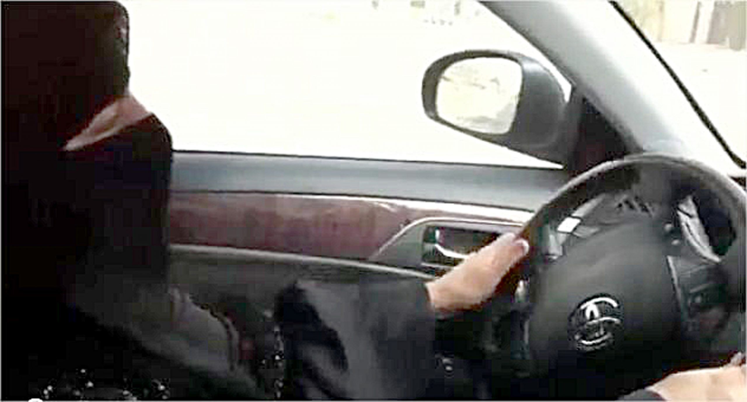 Per lo sceicco le donne hanno 1/4 di cervello e non possono guidare, ma l’Arabia Saudita apre alla patente per 40enni