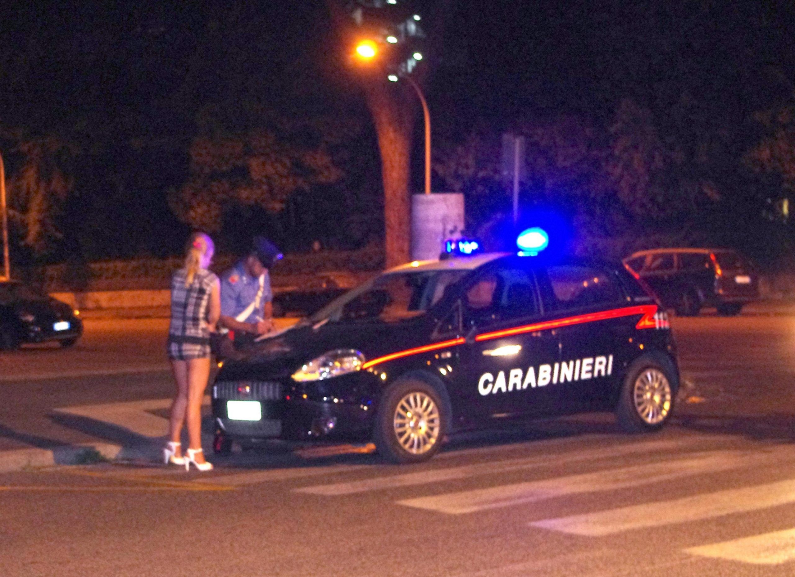 Prostituzione, a Firenze l’ordinanza di Nardella: pugno duro contro i clienti, vietato contrattare con le prostitute
