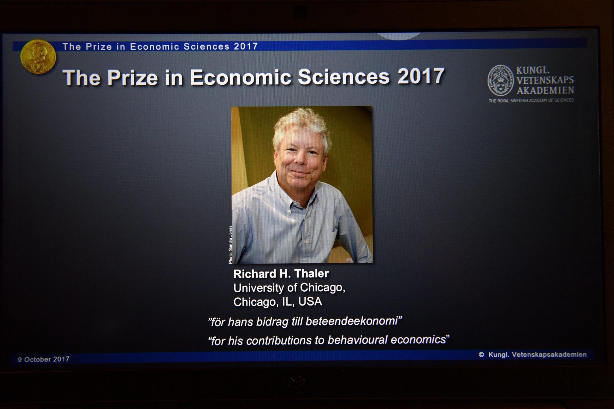 Cos’è la teoria del nudge? Lo studio che è valso il Nobel 2017 per l’economia a Richard Thaler