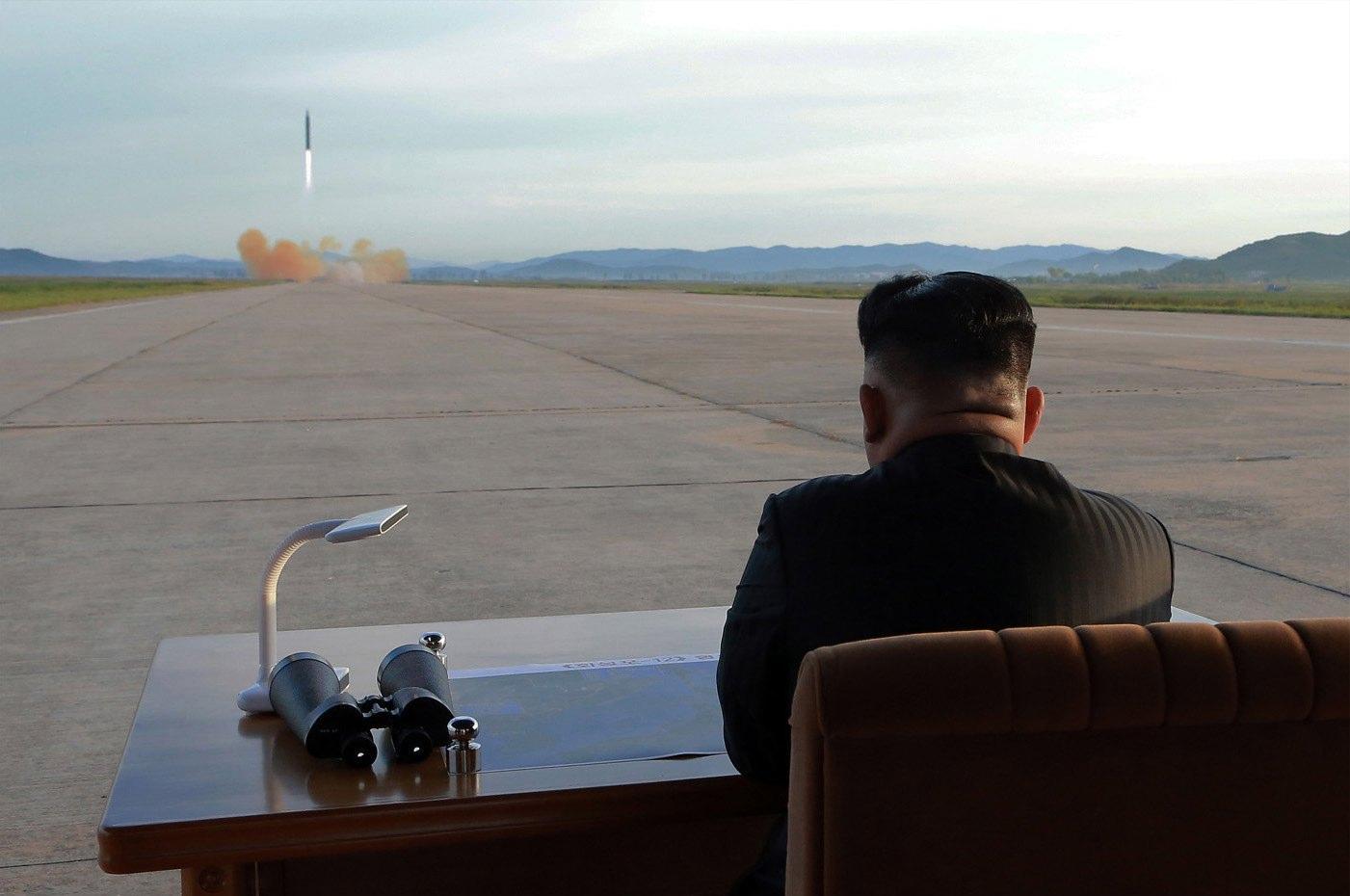 Corea del Nord, Kim Jong Un attende il lancio del missile Hwasong 12