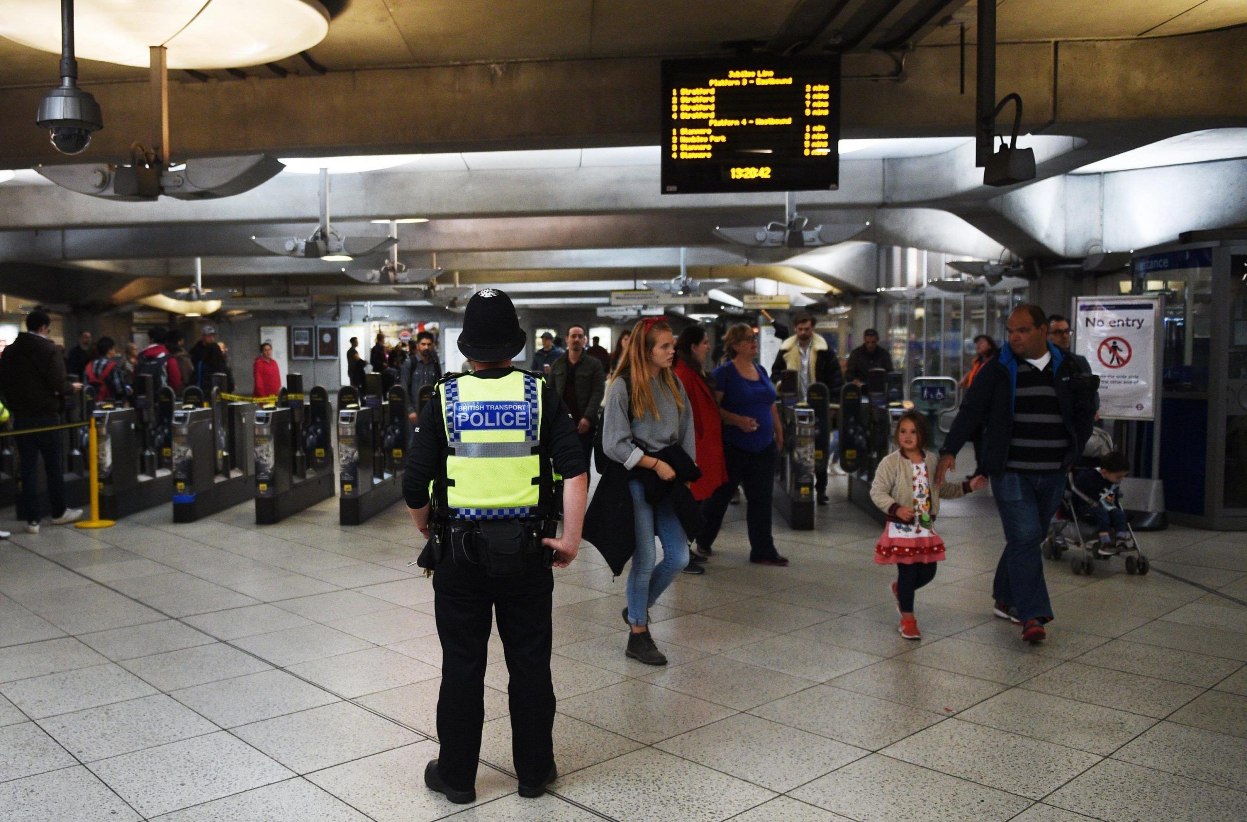Londra: tre accoltellati e un morto davanti alla metro di Parsons Green