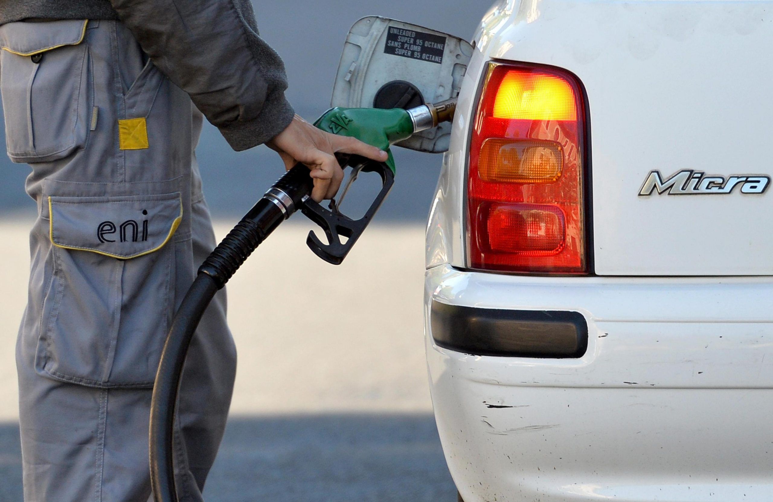 Come risparmiare benzina: i trucchi per pagare meno il carburante