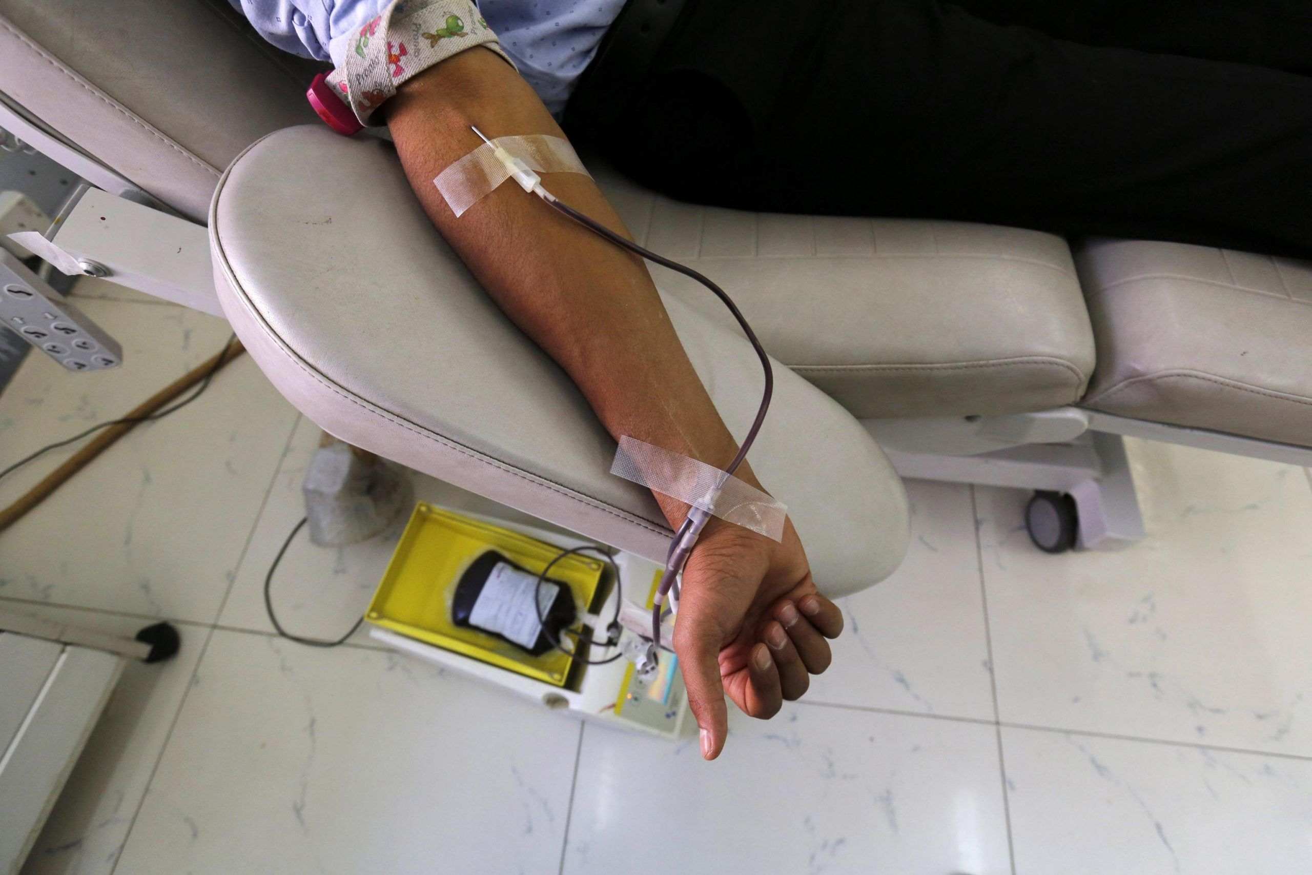 Yemenis donate blood for the victims of ongoing conflict