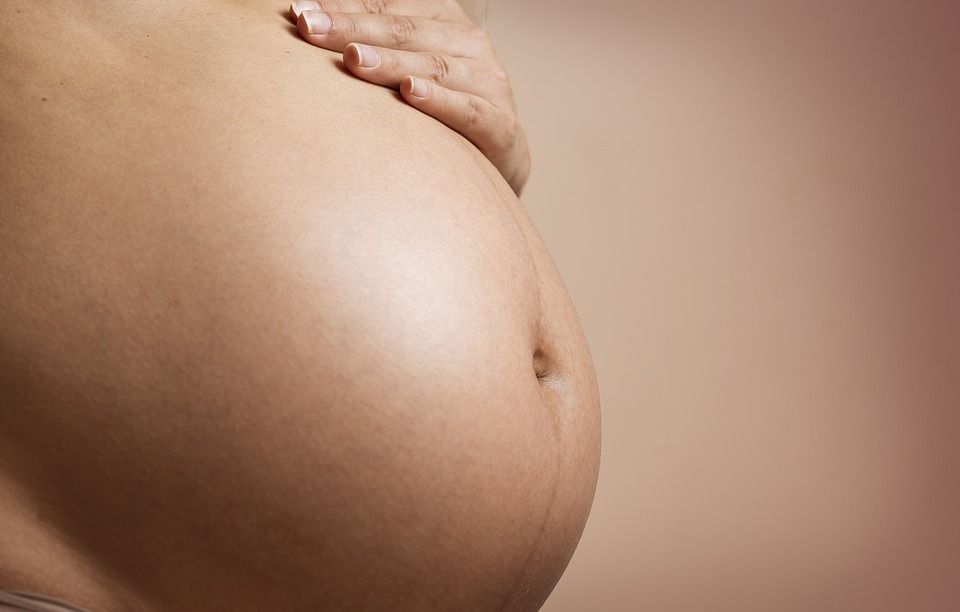 Pensa di essere incinta, ma invece di un bambino è costretta a partorire una massa tumorale