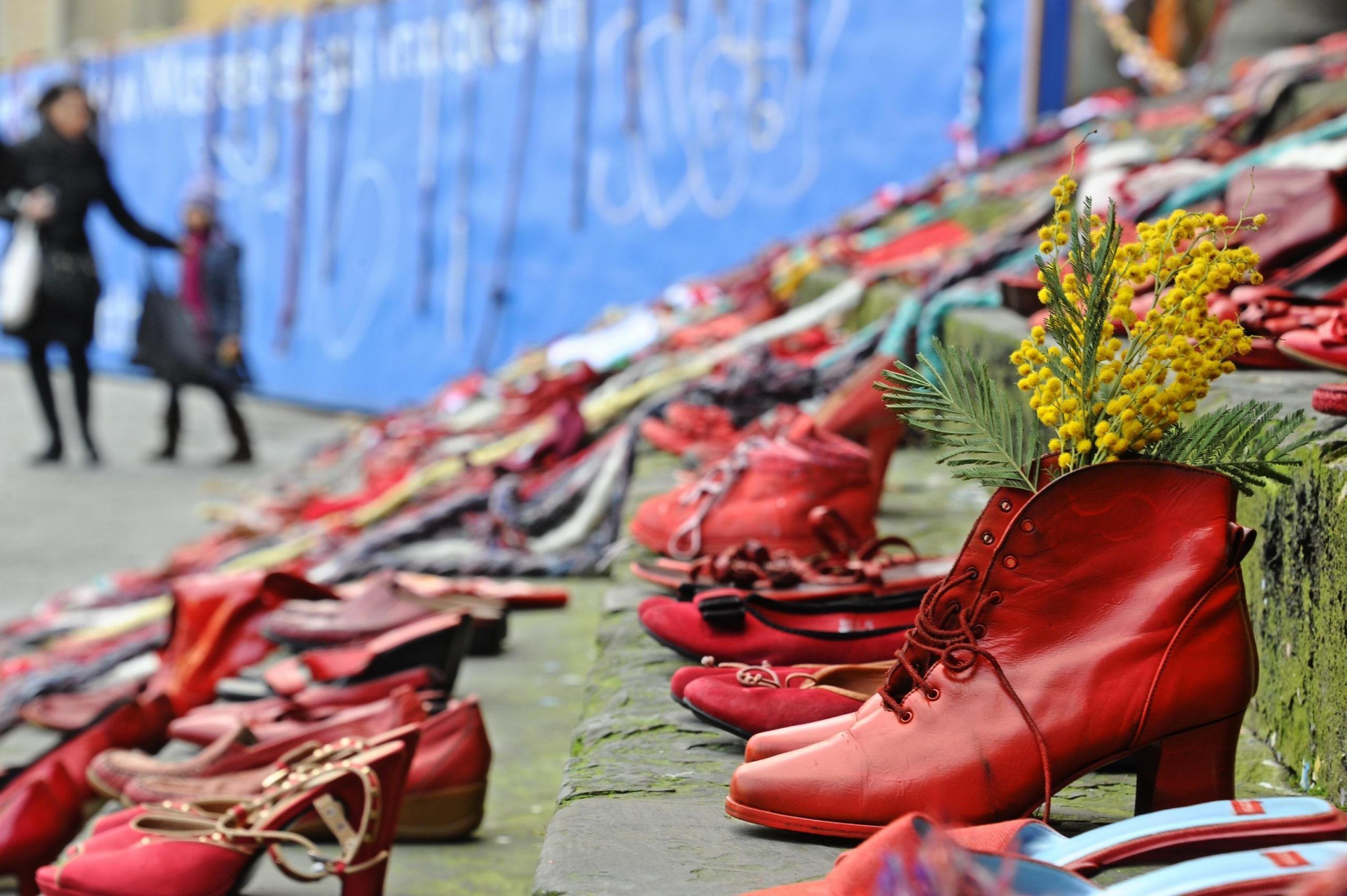 Scarpe rosse a Firenze per dire no alla violenza sulle donne