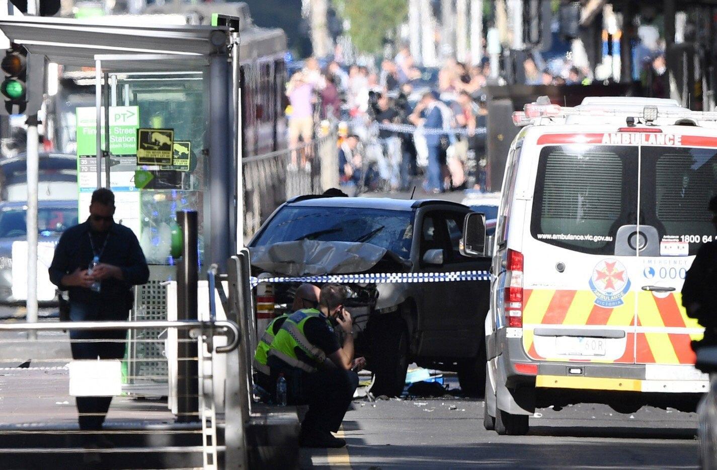Attentato a Melbourne, auto sui passanti: almeno 19 feriti e due arresti