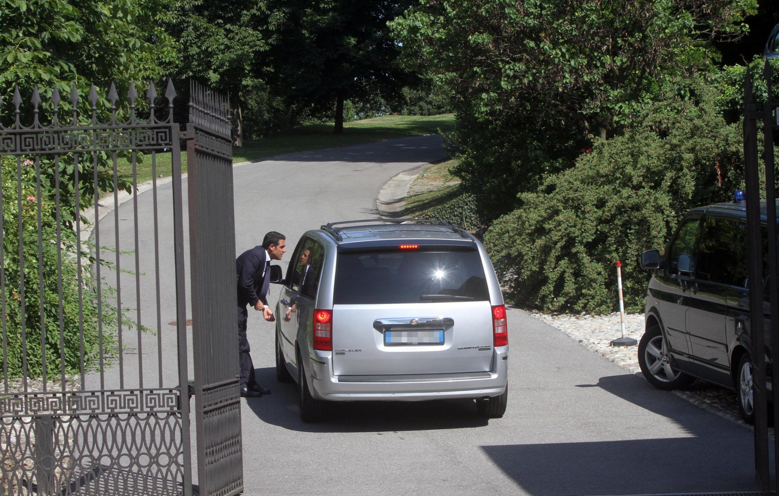 Una vettura varca il cancello di villa Gernetto a Lesmo, Monza