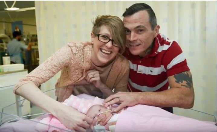 Bimba nasce con il cuore fuori dal petto: salva dopo tre operazioni