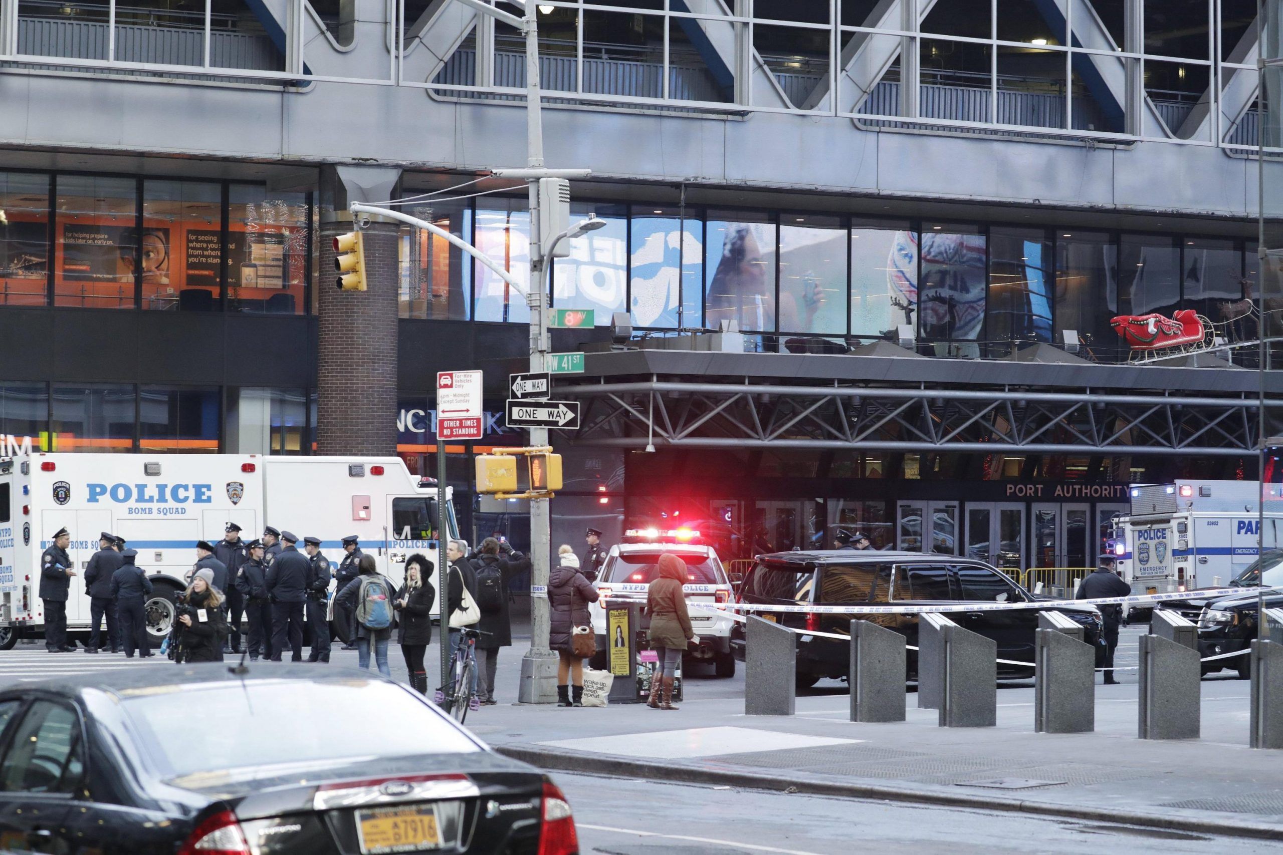 Esplosione a New York, ordigno scoppia nella stazione dei bus: fermato un sospetto