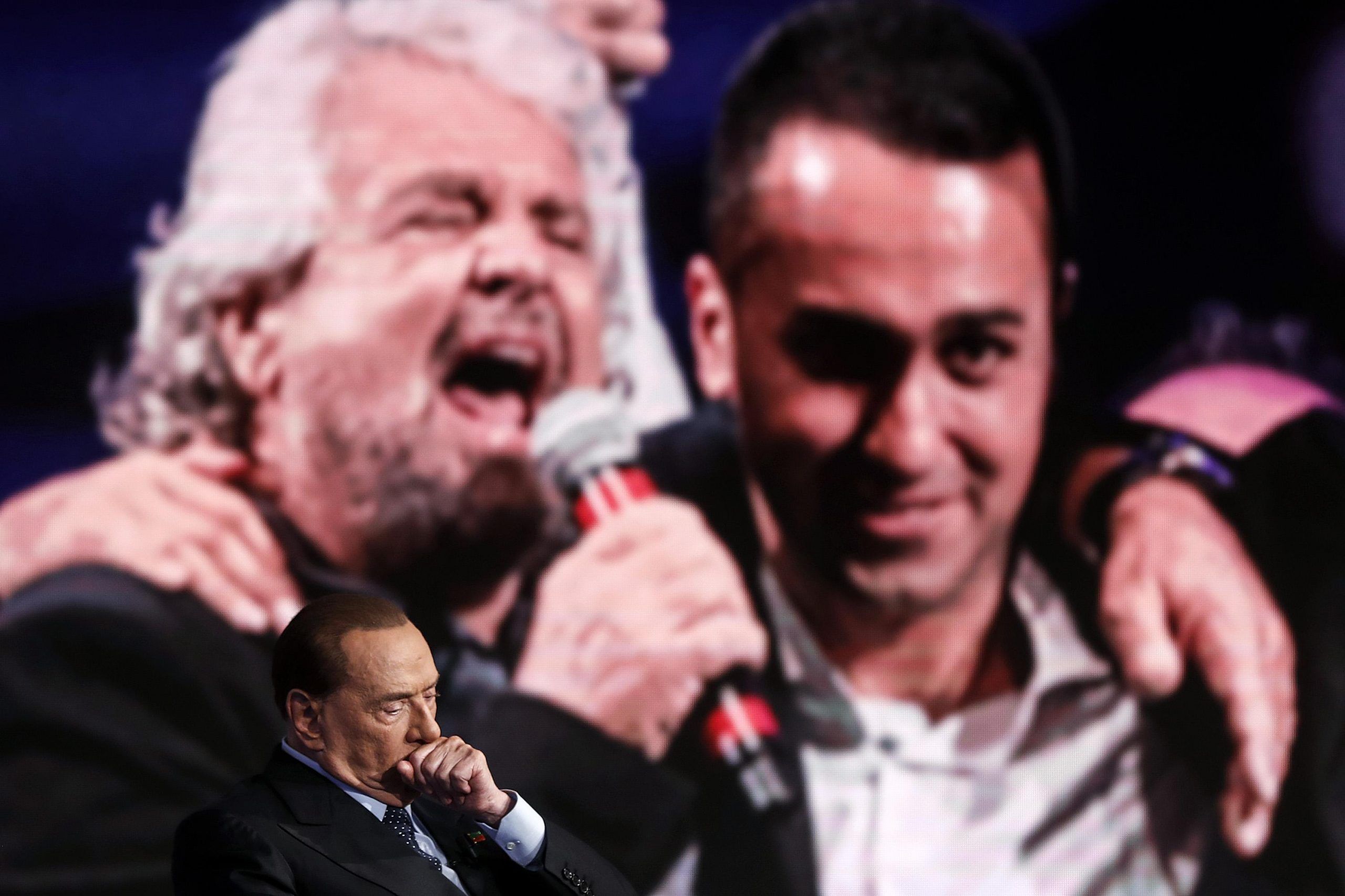 Silvio Berlusconi durante la trasmissione televisiva Porta a Porta in onda su Rai Uno, sul monitor Beppe Grillo e Luigi Di Maio