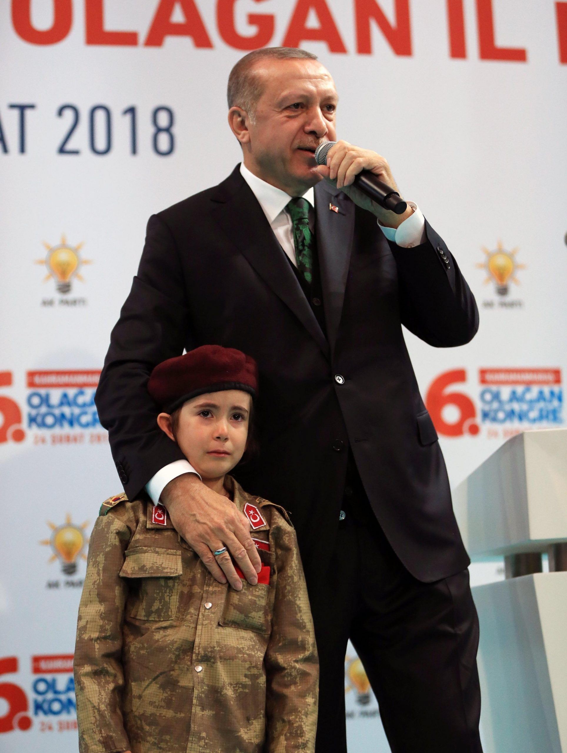 Erdogan augura a una bambina di 6 anni di diventare martire: ‘Sei pronta a tutto, vero?’