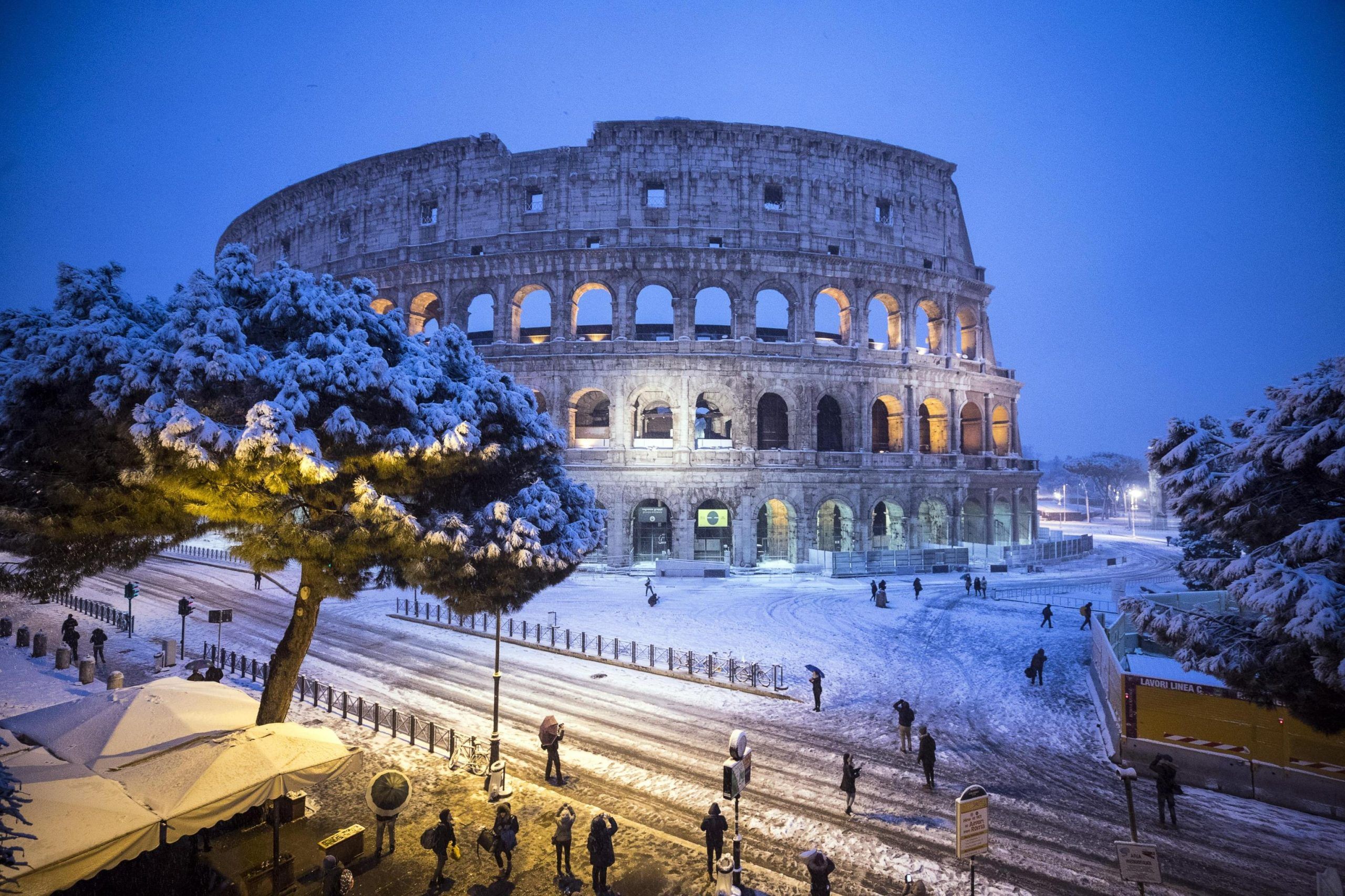Maltempo, neve e gelo in tutta Italia: Roma sotto la neve, emergenza senzatetto