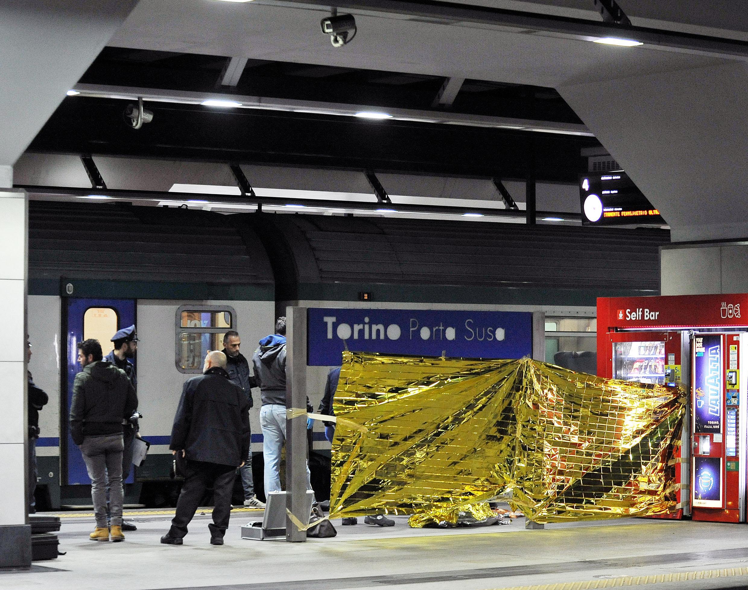 Cade sotto treno, morta 15enne a Torino
